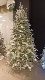 Заснеженная ель с гирляндой «Россо» теплый свет (Литая+пвх) 180 см / 1,8 м