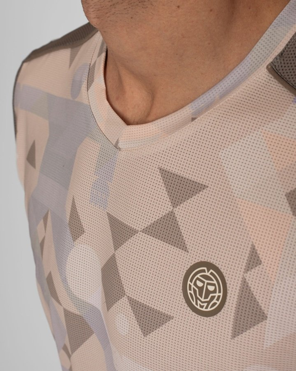 ОДЕЖДА ДЛЯ ТЕННИСА Мужская, Футболка BIDI BADU PARIS 2025 V NECK .