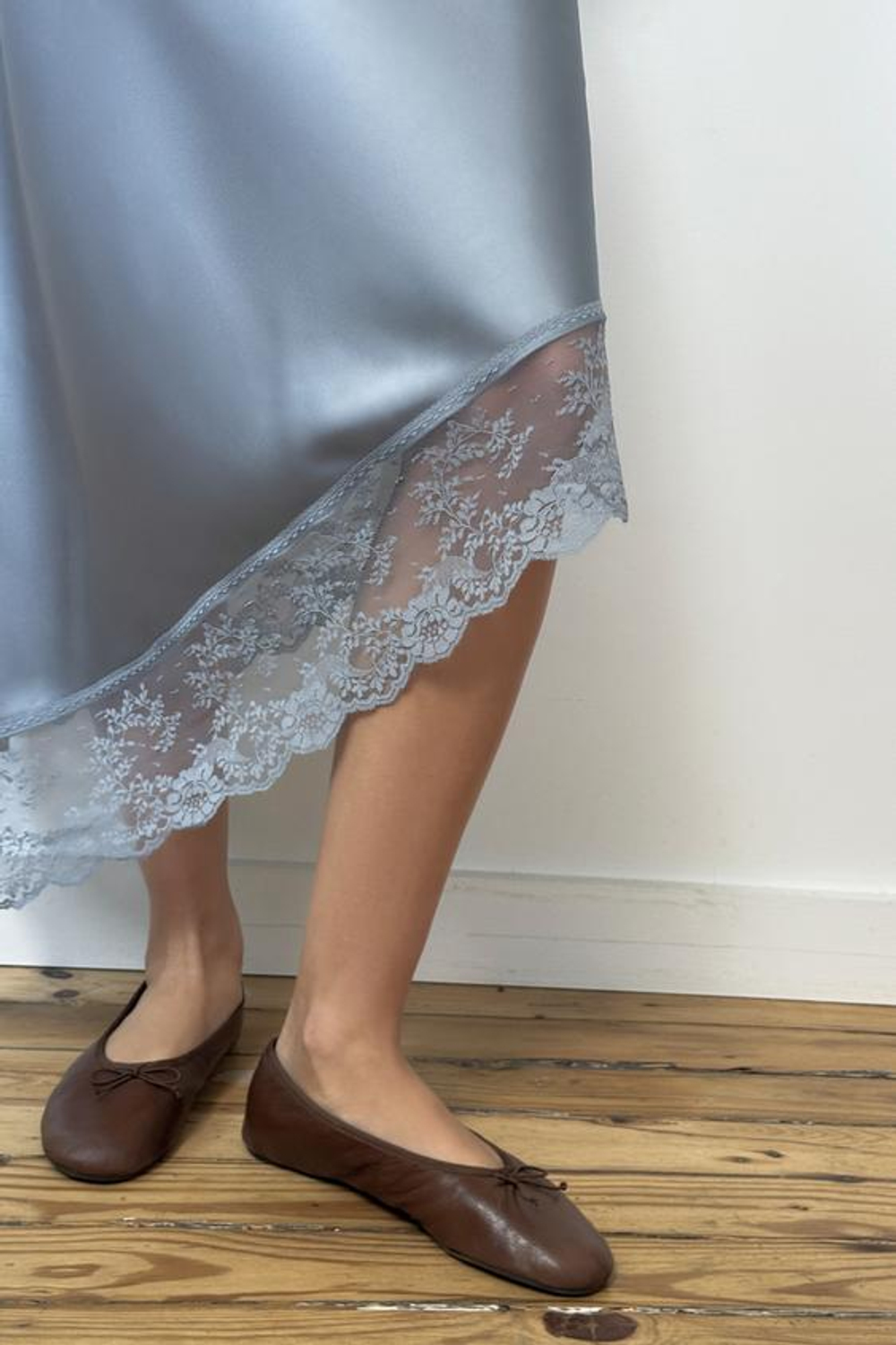 ZARA АТЛАСНАЯ ЮБКА МИДИ АСИММЕТРИЧНОГО КРОЯ С КРУЖЕВОМ, СЕРО-СИНИЙ