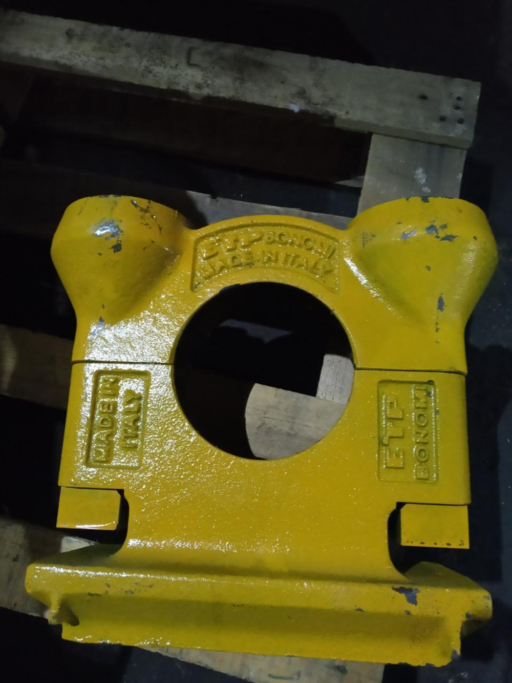 Крепление толкающего бруса левое в сборе 195-71-00072