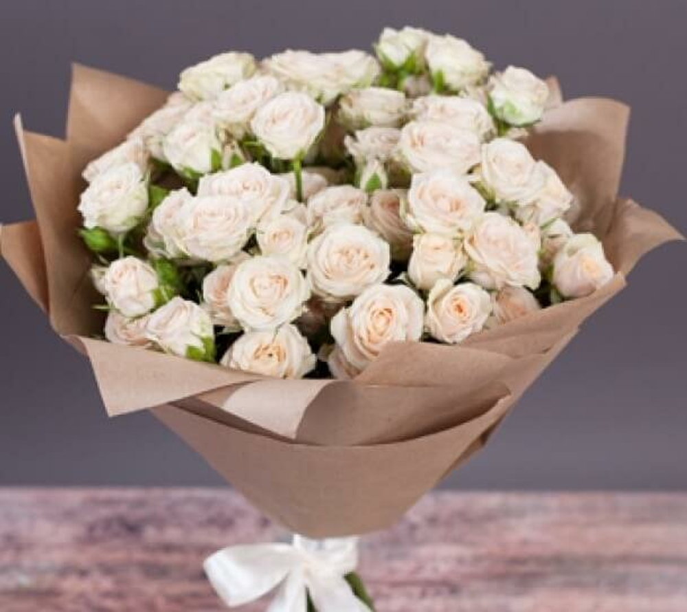 Букет кустовых роз с упаковкой из крафт-бумаги