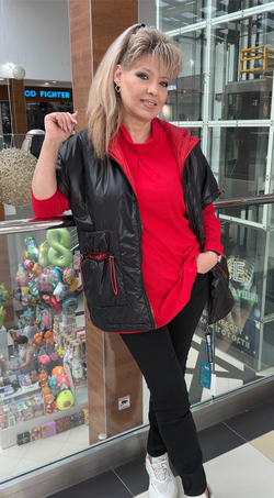 Черный стеганный жилет с красной отделкой