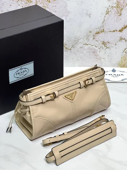 Маленькая кожаная сумка Prada через плечо, бежевый