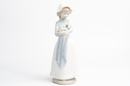 Статуэтка «Девушка щенком»