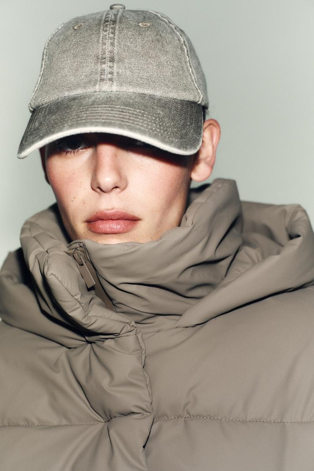 ZARA КОРОТКИЙ ПУХОВИК WINDPROOF ИЗ ПРОРЕЗИНЕННОЙ ТКАНИ, СЕРОВАТО-КОРИЧНЕВЫЙ