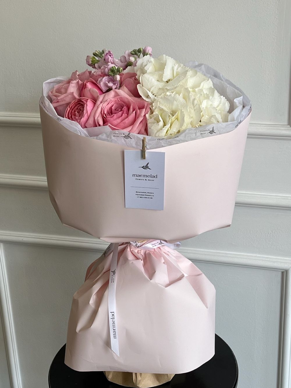 Букет из гортензии, маттиолы, одноголовой и кустовой пионовидной розы