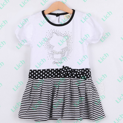 Платье детское с аппликацией кота клепками и  юбкой в полоску