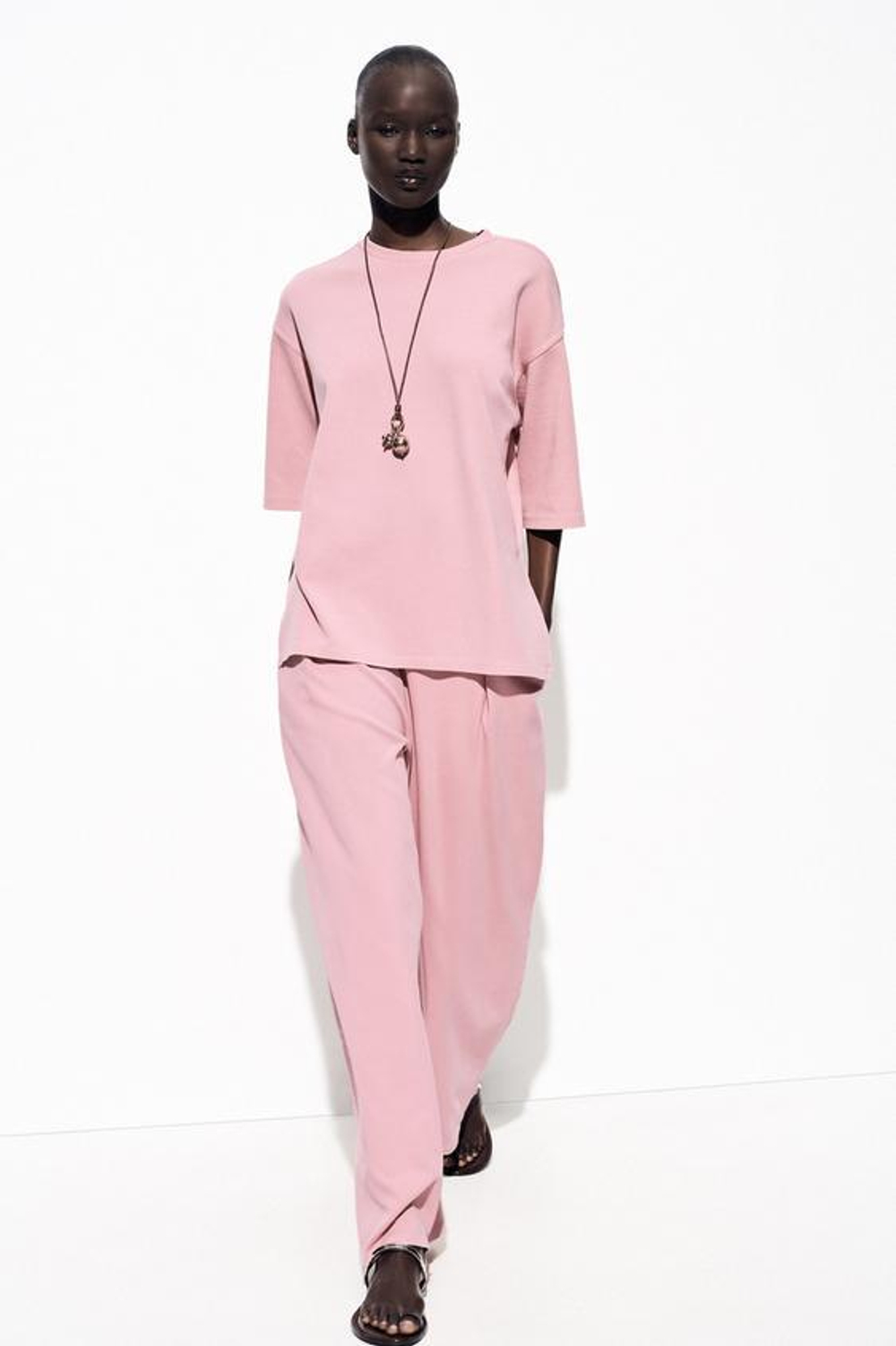 ZARA БРЮКИ ИЗ ТКАНИ С ЭФФЕКТОМ ПОТЕРТОСТИ, ПУДРОВО-РОЗОВЫЙ