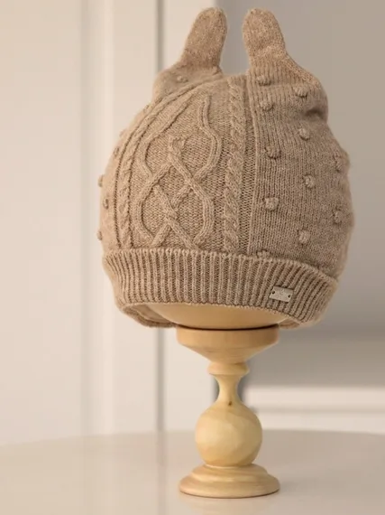 Демисезонная шапка Leoking с узором на подкладке Бежевая