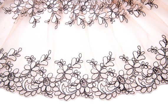 05-122 Вышивка на неэл. сетке 27 см, телесный/черный/белый