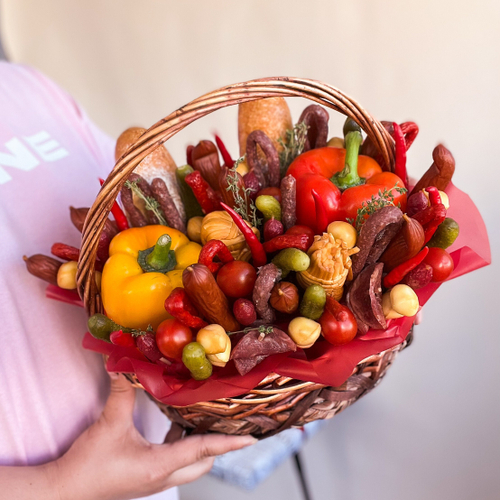мужская корзинка из копченых колбасок, ассорти перцев, багета, сыра, помидоров , мясных чипсов и маринованных огурчиков