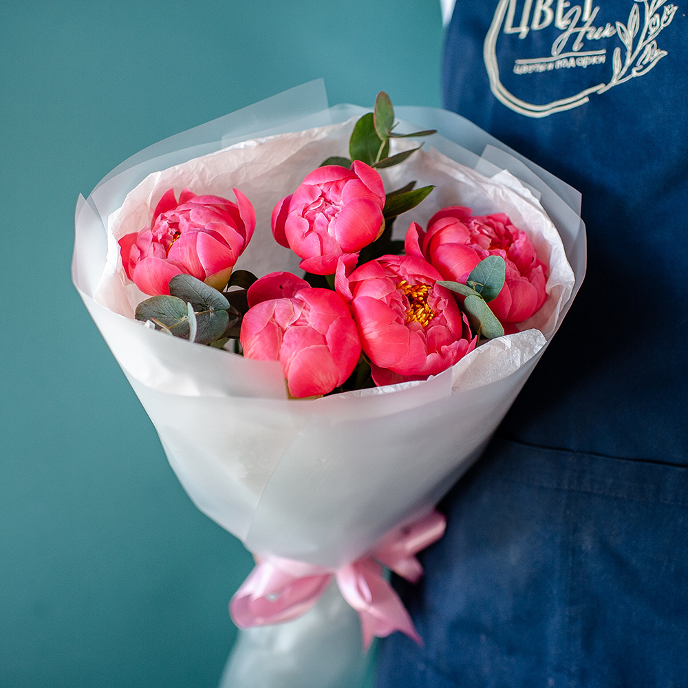 5 пионов корал шарм с эвкалиптом