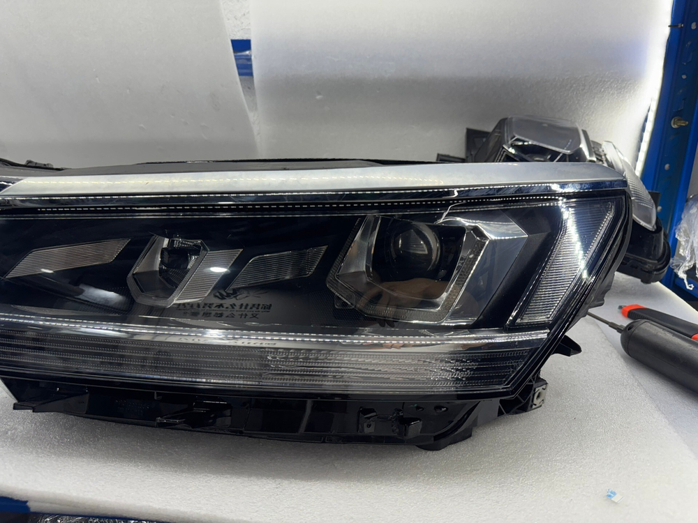 Оригинальная правая LED фара Volkswagen Passat
