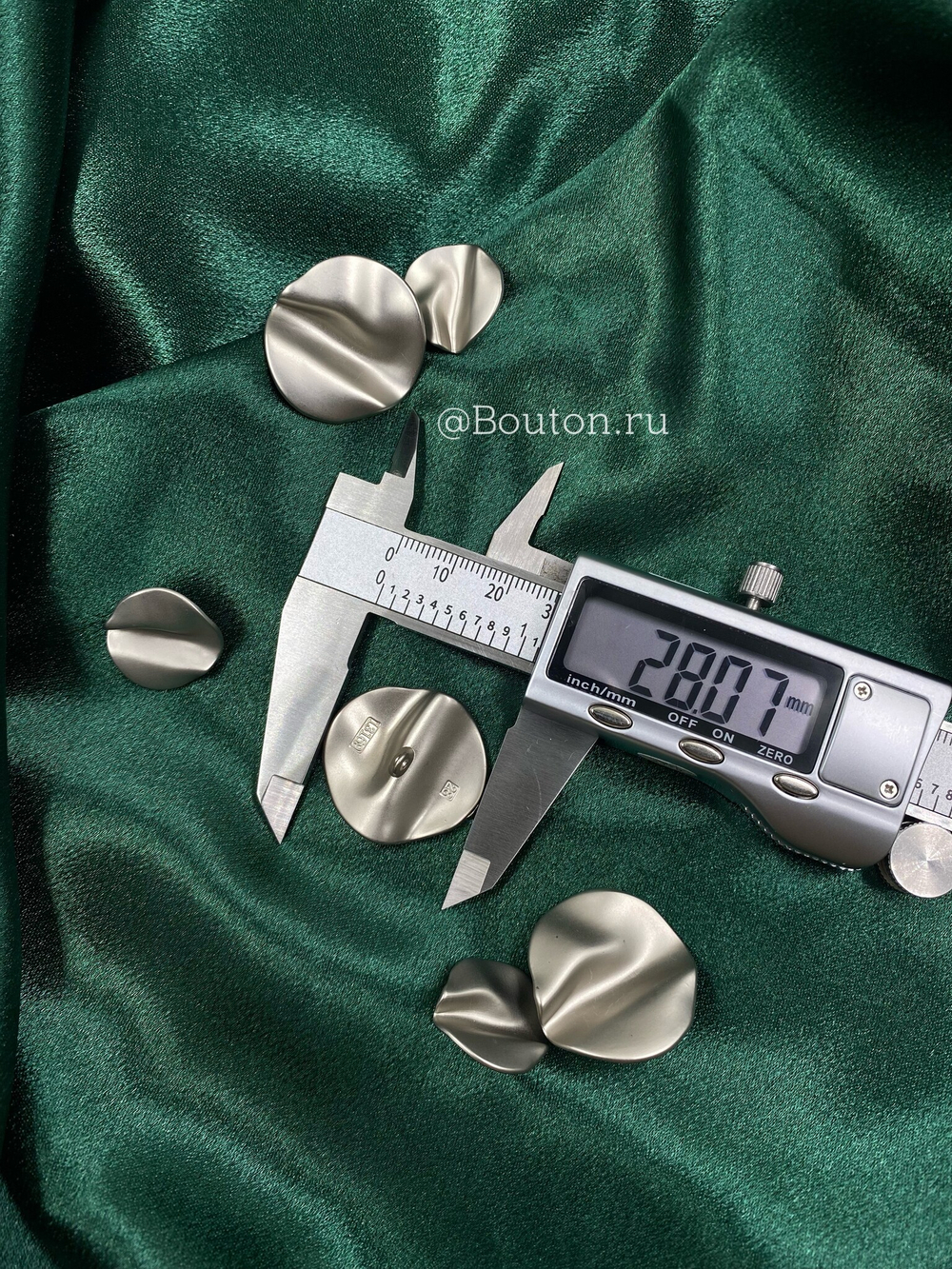 Пуговицы мятые в матовом серебре