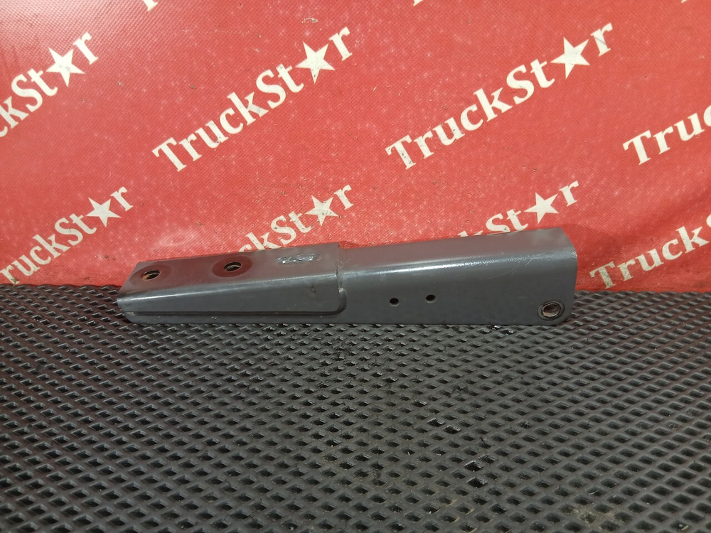 Кронштейн амортизатора кабины передний