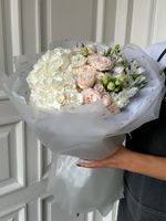 Сборный букет из гортензии, кустовых пионовидных роз и альстромерии
