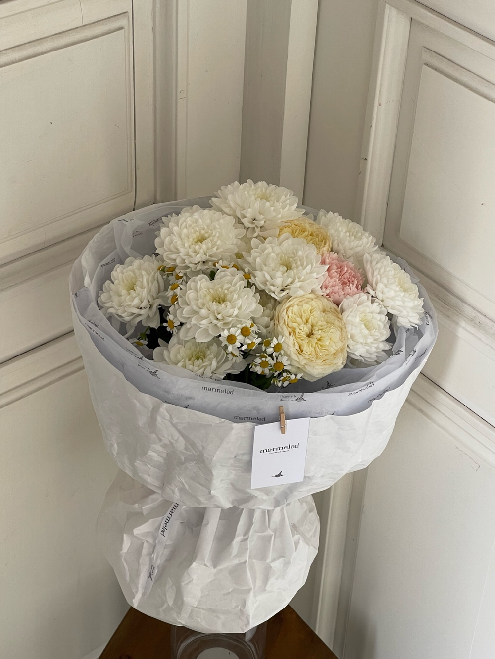 Букет из хризантемы, ромашек и кустовой пионовидной розы