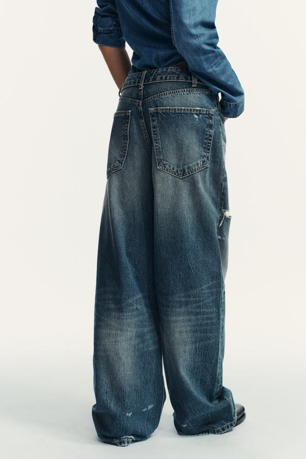 ZARA ДЖИНСЫ TRF СО СРЕДНЕЙ ПОСАДКОЙ И ОТВЕРНУТЫМ ПОЯСОМ, СИНИЙ