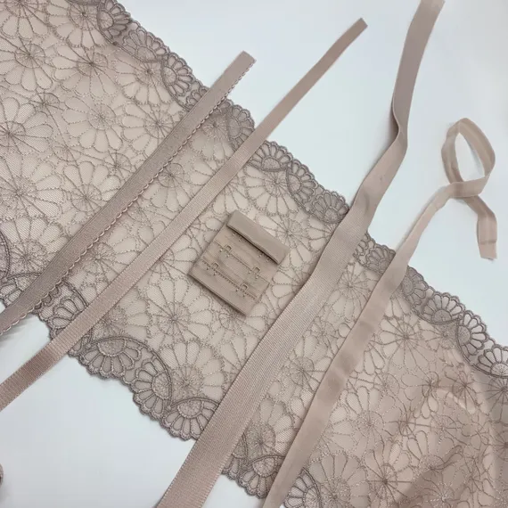 Вышивка на сетке серебристый пион 19 см