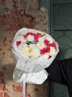 Букет из кустовой пионовидной розы, одноголовых роз, оксипеталума и хризантемы