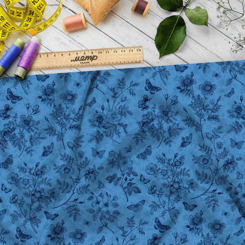 Ткань атлас наброски синих цветов на голубом фоне