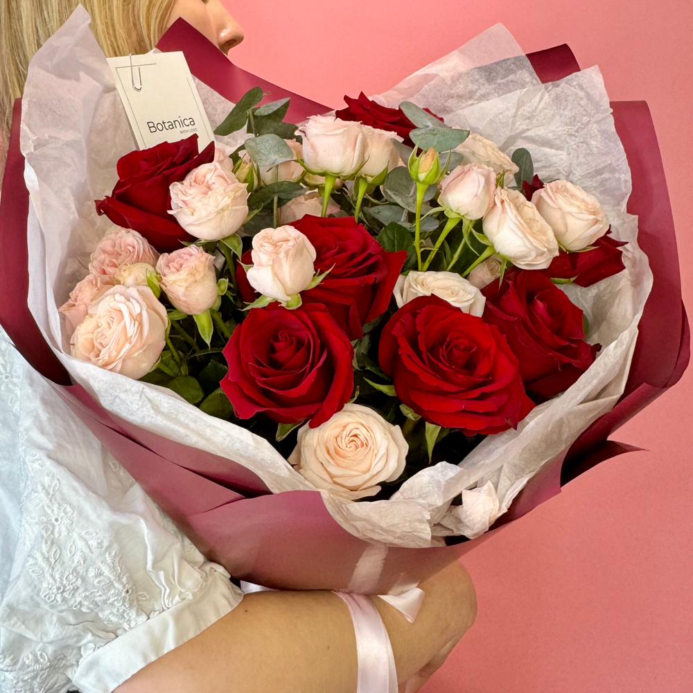 Авторский букет с розой Эксплорер и кустовой пионовидной розой Бомбастик 240220263