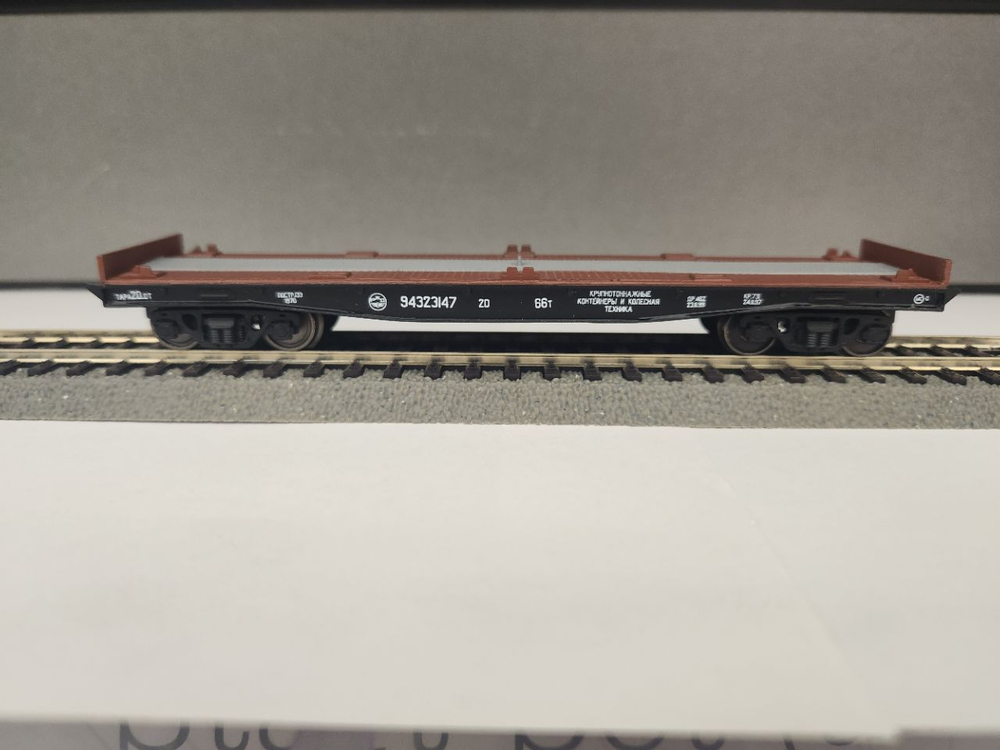 Платформа 13-401 РЖД для перевозки контейнеров в масштабе 1:87