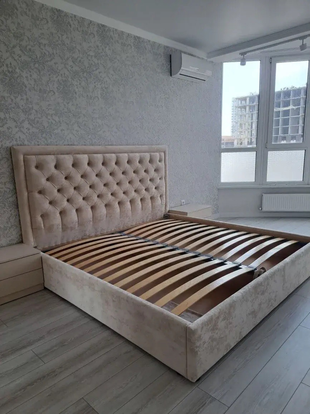 Интерьерная кровать массив сосны