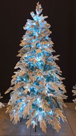 Заснеженная ель с гирляндой «Россо» холодный свет (Литая+пвх) 180 см / 1,8 м