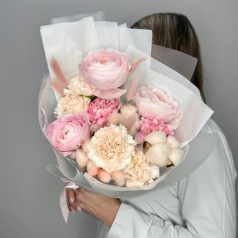 «Pink souffle» букет с ранункулюсами, диантусами и хлопком