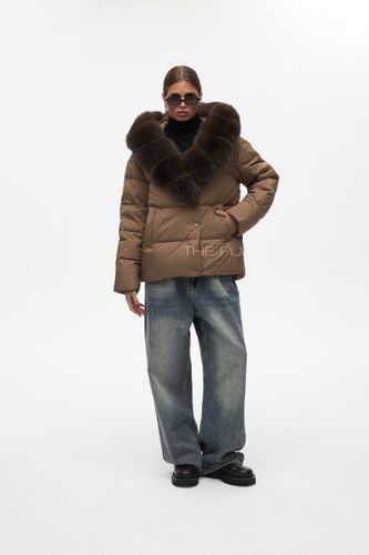Коричневый пуховик с капюшоном и воротом из песца