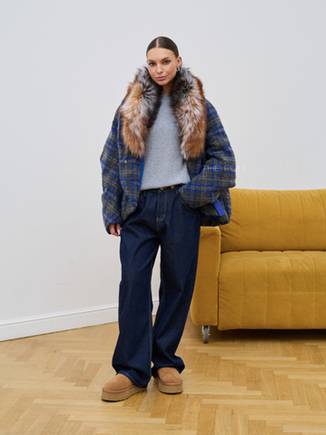 Синий текстильный пуховик в клетку с мехом енота