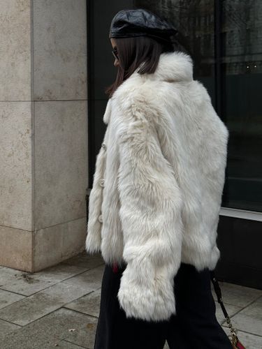 Укороченная белая шуба из овчины
