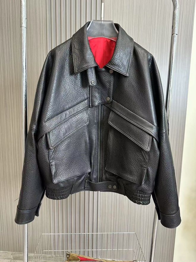 Бомбер оверсайз из кожи "джумбо" в черном цвете