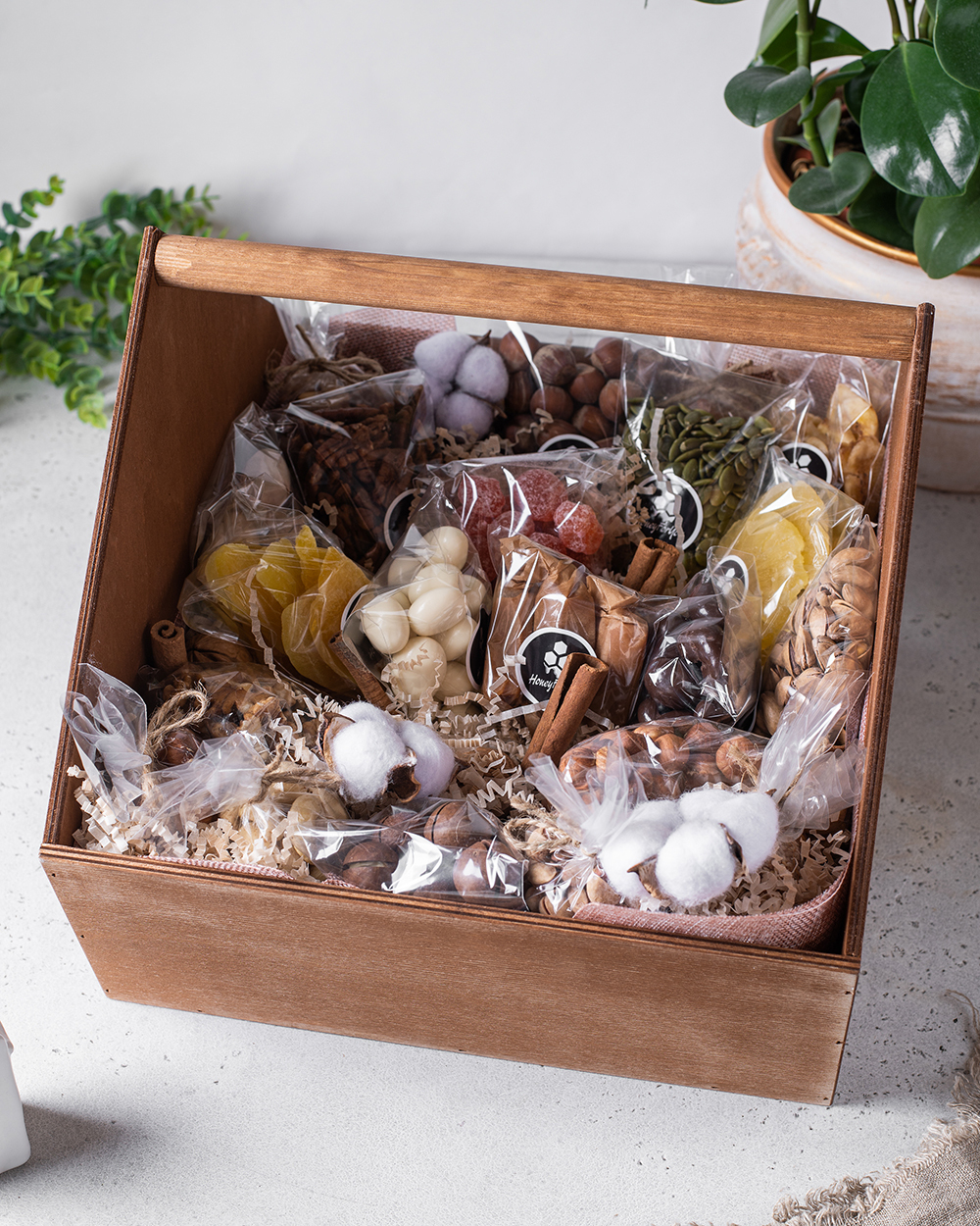 Подарочный набор орехов и сухофруктов в деревянном ящике