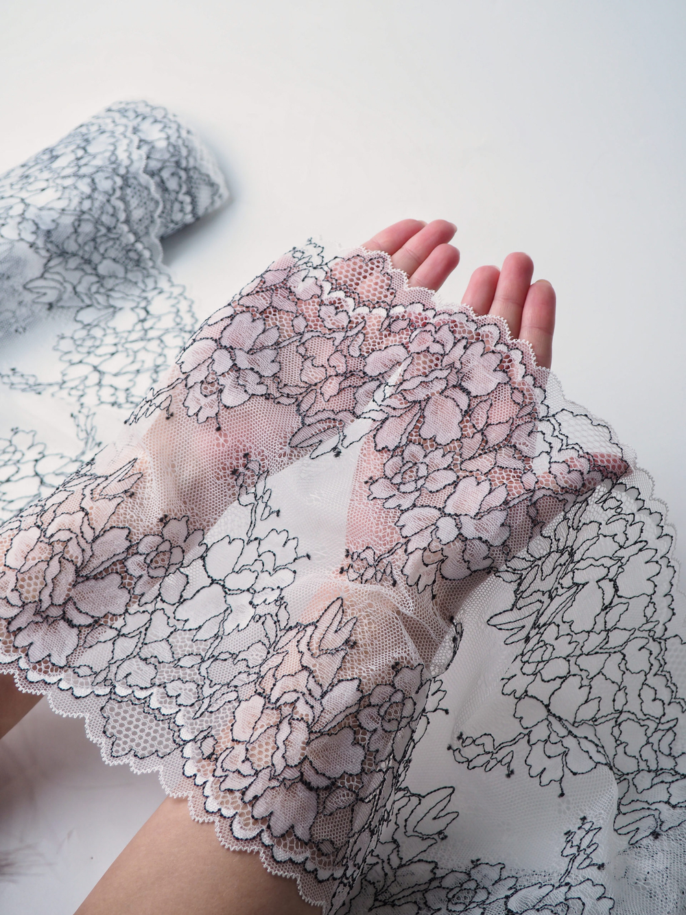 Эластичное кружево холодное белое с черной нитью ширина 25 см