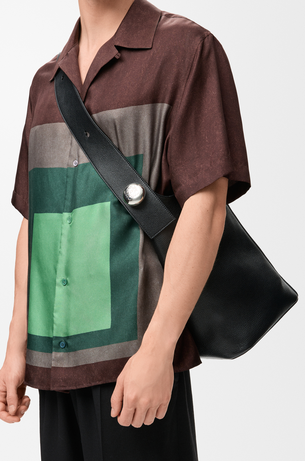Loewe Большая сумка-ведро Pebble в мягкой зернистой телячьей коже, черный
