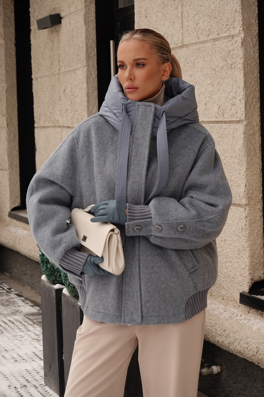 Пуховик средней длины из шерсти с капюшоном