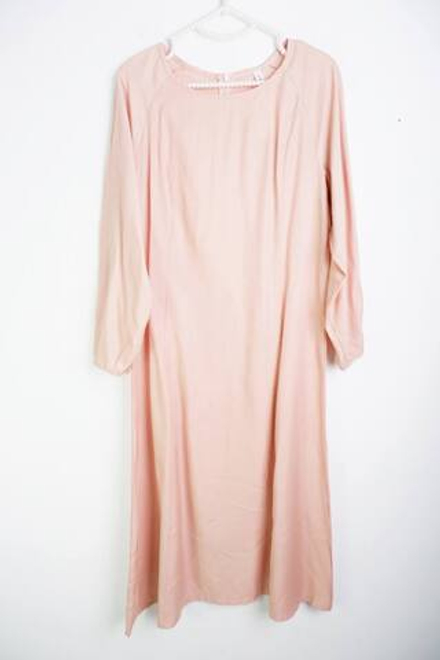 Платье нежного оттенка, визуально на 44 размер