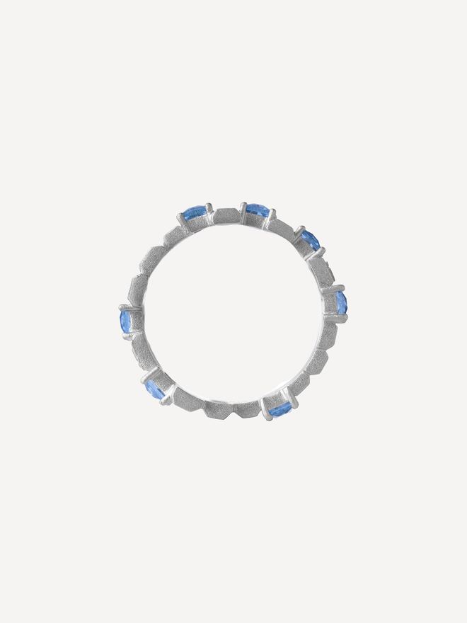 Кольцо асимметричное из серебра со вставками из выращенной шпинели