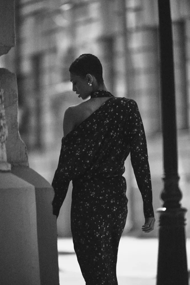 Anika maxi, платье макси с длинным рукавом и чокером из черного атласа с цветочным принтом