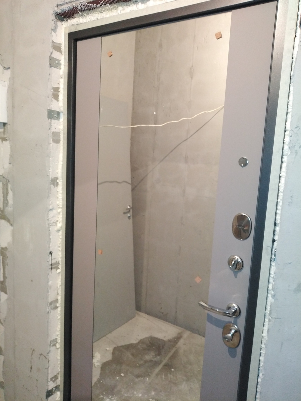 Входная металлическая дверь с зеркалом Бункер HIT B-05/ ФЛЗ-1 Грей софт