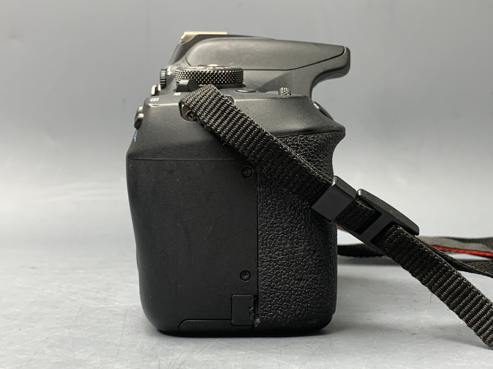 Canon EOS 2000D Body с дефектом