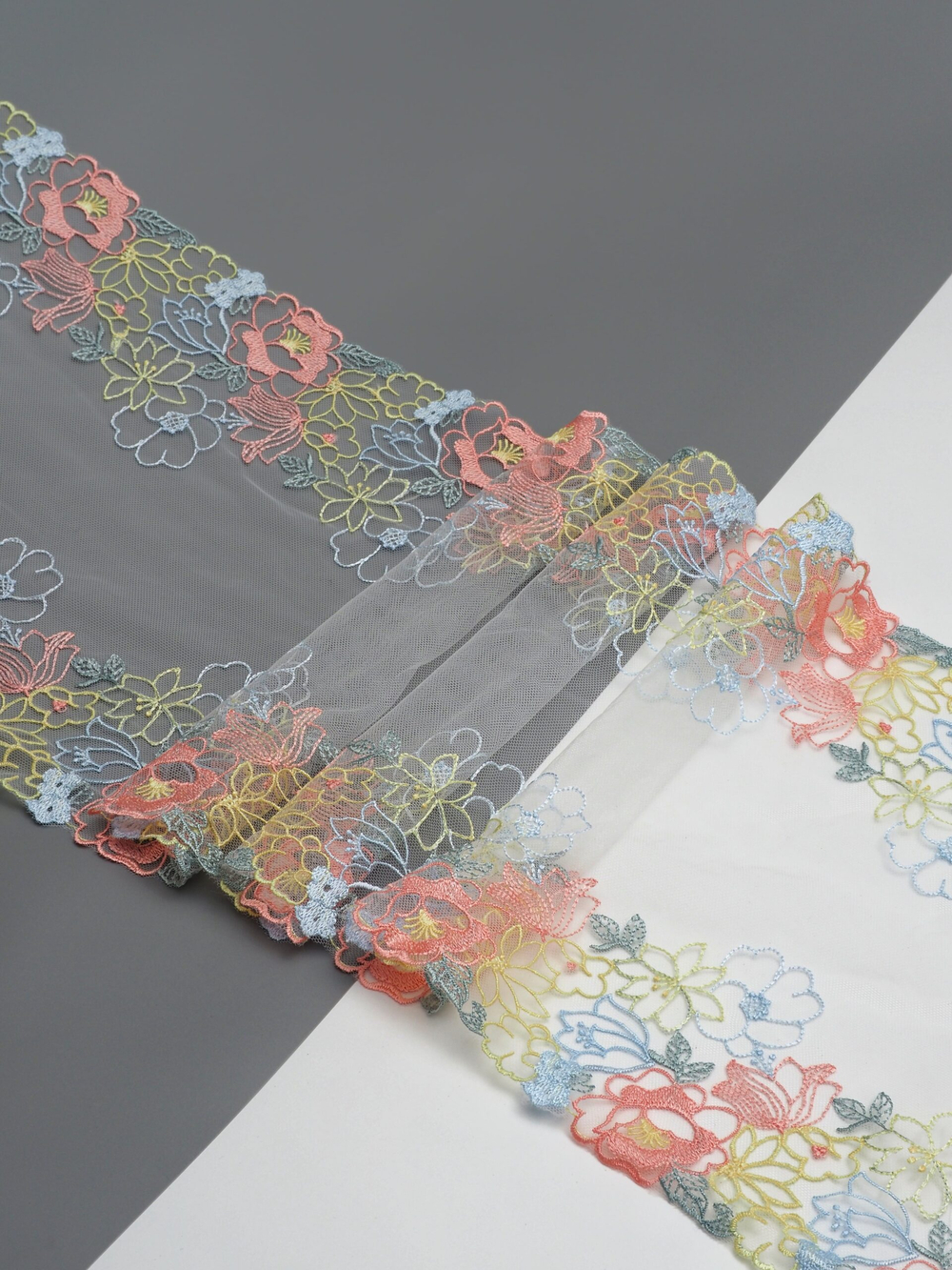 Вышивка на сетке белая с мультиколор неэластичная ширина 26 см