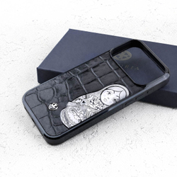 Чехол iPhone 17 Pro — Матрёшка, кожа CROC, ювелирный металлический сплав
