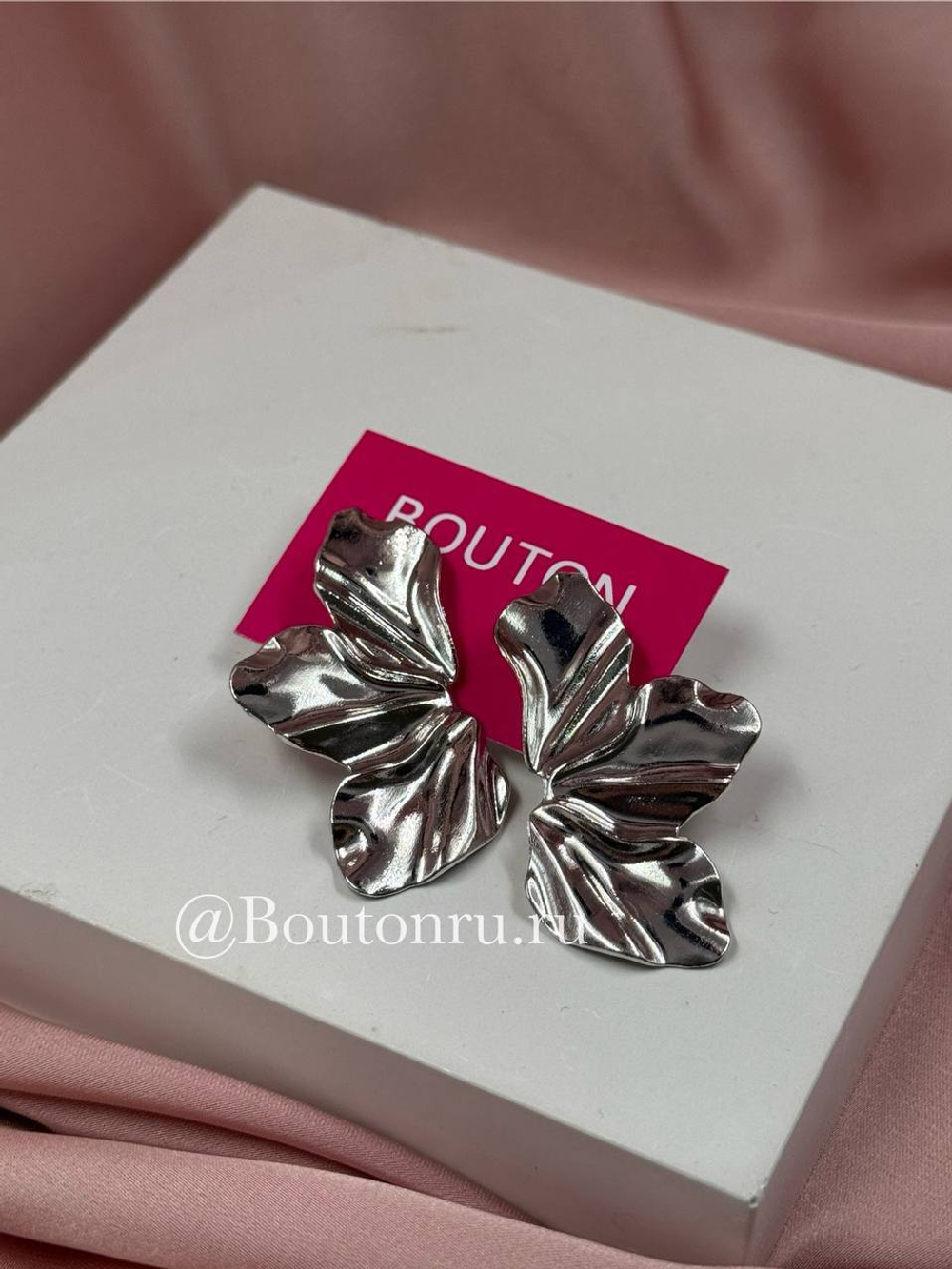 Серьги серебристые в форме лепестков