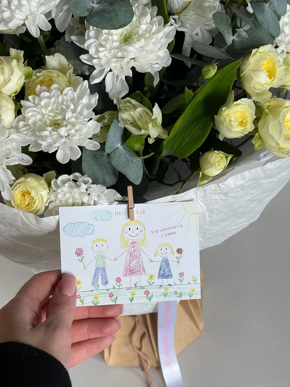 Букет из кустовой пионовидной розы, альстромерии, эвкалипта и хризантемы