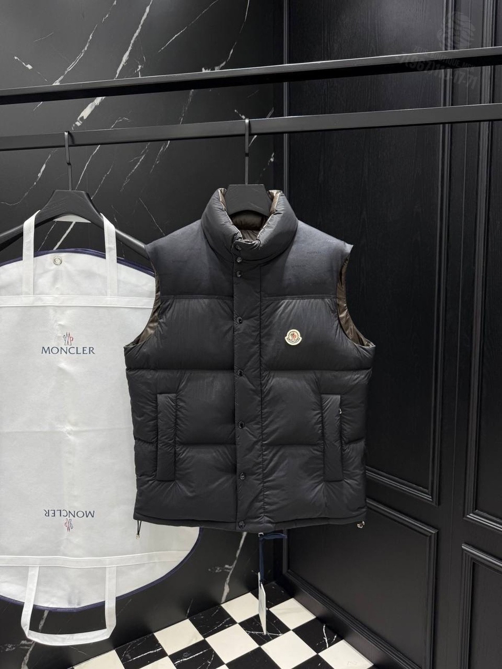 Двухсторонний пуховик-жилет Moncler