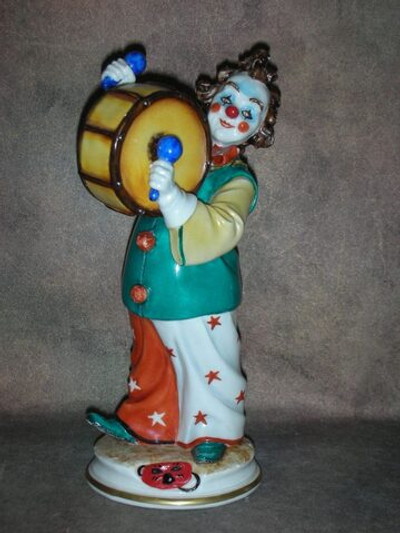 Статуэтка. Фарфор. Клоун с барабаном. Capodimonte. Италия
