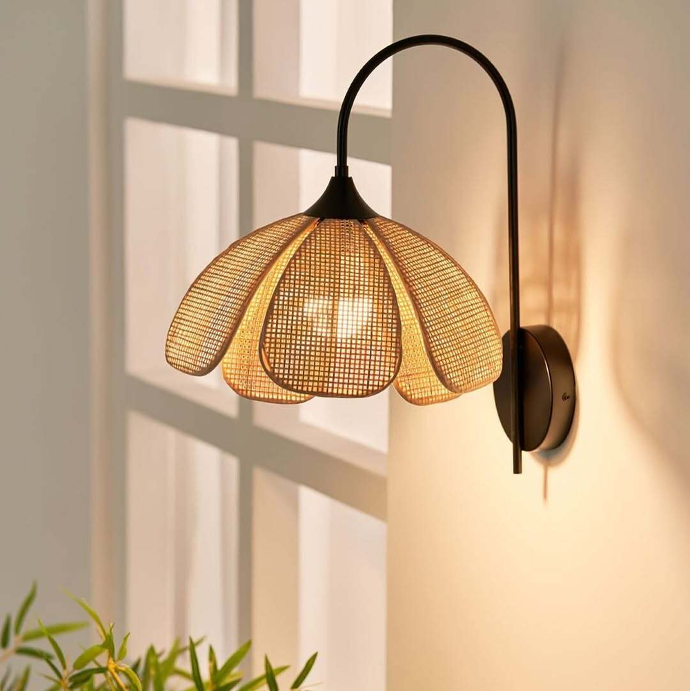 Настенный светильник с абажуром из ротанга создаёт мягкое тёплое освещение и уютную атмосферу.